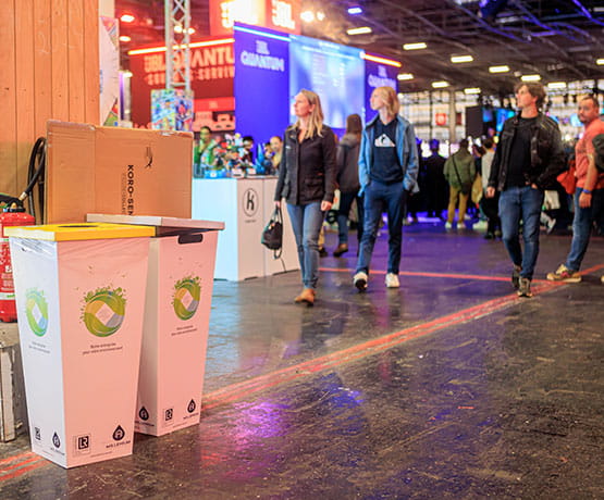 Image de poubelles de tri sélectif sur un salon