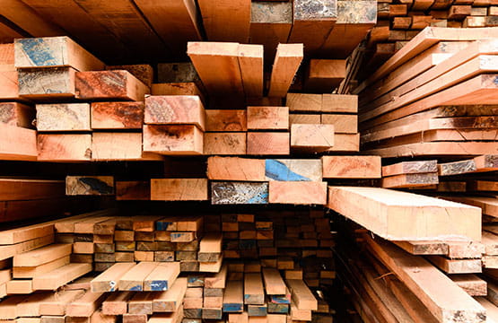 Pile de planches de bois