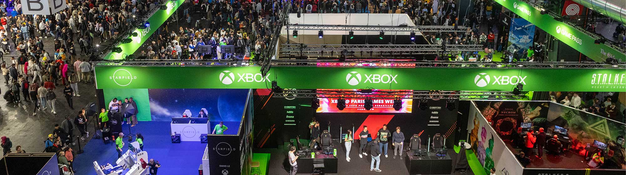 All visitors around the Xbox stand