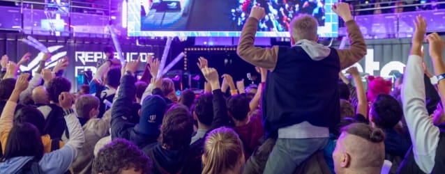 Foule joyeuse avec des adultes et un enfant sur les épaules d'un adulte à la Paris Games Week 2023