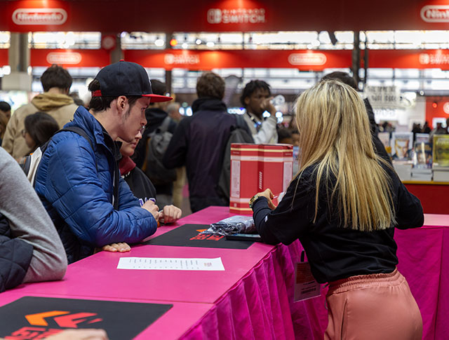 Echange entre deux personnes dans la boutique PGW